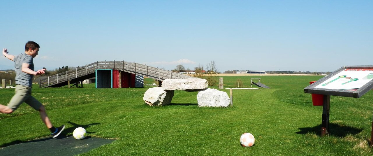 Mann beim Fußballgolf in Schiedlberg im Soccerpark Goldberg