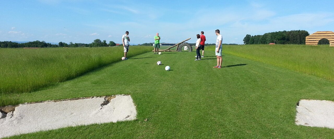 Mehrere Personen beim Fußballgolf in Schiedlberg im Soccerpark Goldberg